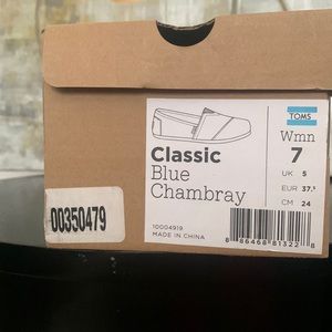 Classic blue Toms in a 7.5